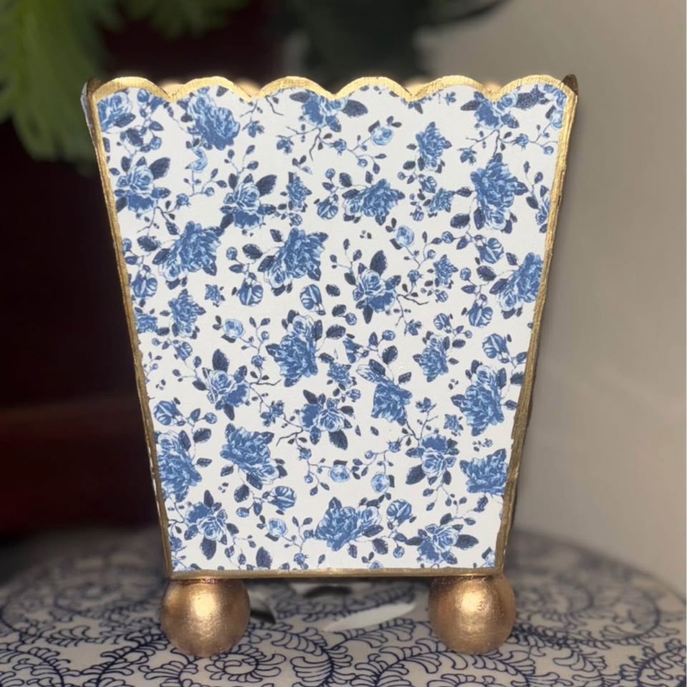 Handmade Blue Floral Decorative Cashepot